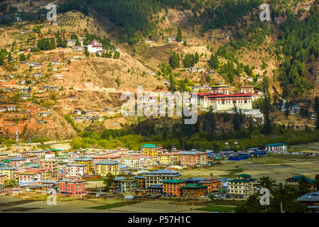 Anzeigen von Paro und Kloster Festung, der Rinpung Dzong, Paro Tal, Himalayan region, Bhutan Stockfoto