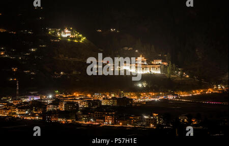 Nacht Ansicht, Ansicht von Paro und Kloster Festung, der Rinpung Dzong, Paro Tal, Himalayan region, Bhutan Stockfoto