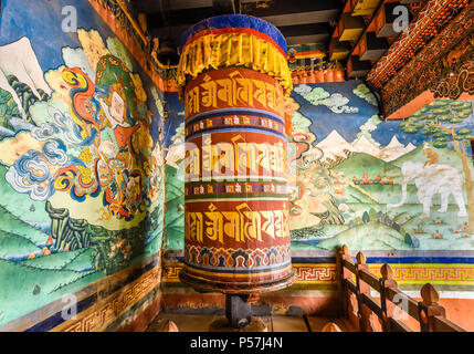 Gebet Mühle und Wandmalerei im Kloster Festung, Trongsa Dzong, Trongsa, Himalayan region, Bhutan Stockfoto