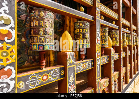 Gebet Mühlen und Wandmalerei im Kloster Festung, Trongsa Dzong, Trongsa, Himalayan region, Bhutan Stockfoto