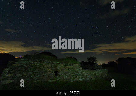 Nacht Landschaft mit alten Struktur in der Nähe von Montehermoso. Der Extremadura. Spanien. Stockfoto