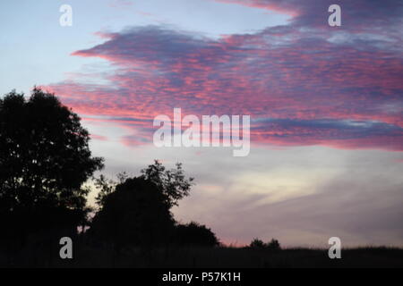 Roter Sonnenuntergang dramatische Himmel Über Den Peak District Am 23. Juni Stockfoto