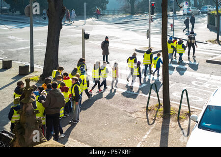 Straßburg, junge Schüler in gelben Jacken, die die Straße an Fußgängerüberwegen, Schulstraße, Elsass, Frankreich, Europa, Stockfoto