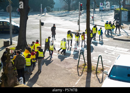 Straßburg, junge Schüler in gelben Jacken, die die Straße an Fußgängerüberwegen, Schulstraße, Elsass, Frankreich, Europa, Stockfoto