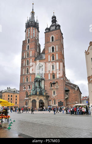 Die Basilika St. Maria (Polnisch: Kościół Mariacki), Ziegel, gotische Kirche in Krakau, Polen, Europе Stockfoto