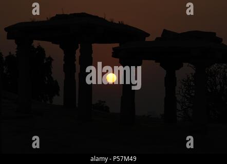 Die faszinierende Aussicht auf den Sonnenuntergang in Hampi, Karnataka. Stockfoto