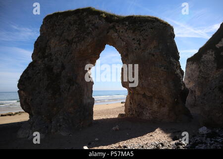 Strand Höhle mit Blick Portrush Stockfoto