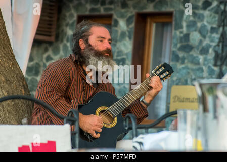 Sozopol, Bulgarien - 11. September 2016: Straßenmusiker spielen Musik auf einer akustischen Gitarre für die Unterhaltung der Touristen in Street Cafe Stockfoto