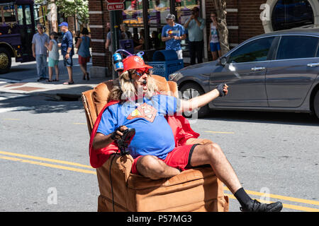 ASHEVILLE, NC, USA-13 Mai 18: Neugierig Charakter in einem motorisierten Lehnstuhl auf der Straße in der Innenstadt von Asheville, sagen unverständliche Dinge throug Stockfoto