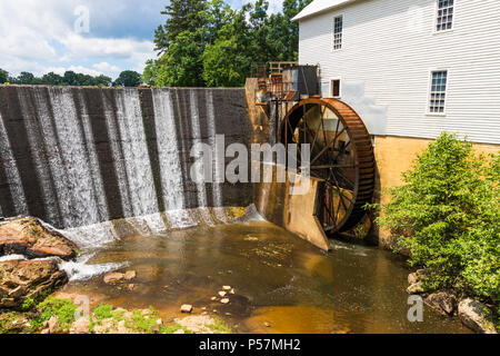 CATAWBA, NC, USA-22. Juni 18: Murray's Mühle ist innerhalb eines nationalen historischen Viertel, und enthält ein Betriebssystem waterwheel, und Schleifsteine und Fräsen Stockfoto