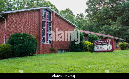 HICKORY, NC, USA-23. Juni 18: Ein Gebäude zum Verkauf, früher als "die Kirche Gottes in Jesu Namen, Inc." Stockfoto