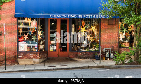 ASHEVILLE, NC, USA-24. Juni 18: Die Chevron Trading Post & Bead Co., in der Innenstadt von Ashevile, mit einem hellen Sammlung von großen Perlen und Sterne im Fenster Stockfoto