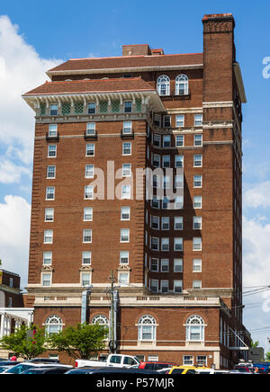 ASHEVILLE, NC, USA-24. Juni 18: Ein Blick auf die prächtige, 1920s Battery Park Hotel Gebäude, jetzt für subventionierte ältere Wohnungen verwendet. Stockfoto