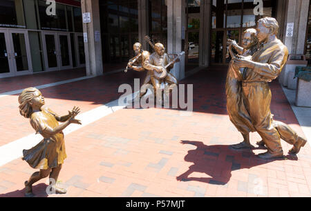 ASHEVILLE, NC, USA-24. Juni 18: Skulpturen an der Vorderseite des Thomas Wolfe Auditorium in Asheville, NC, USA. Stockfoto