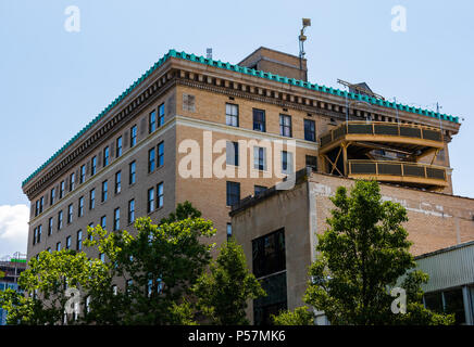 ASHEVILLE, NC, USA-24. Juni 18: Die Rückseite des Flatiron Building 1926, Einzelhandel und Büro Gebäude am Battery Park und Wall Street. Stockfoto