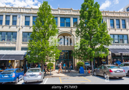 ASHEVILLE, NC, USA-24. Juni 18: Die Grove Arcade, bestehend aus einen gesamten Häuserblock in Downtown Asheville. Stockfoto