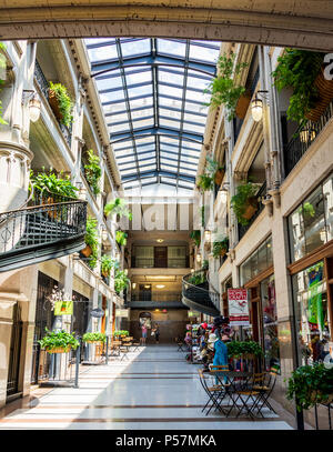 ASHEVILLE, NC, USA-24. Juni 18: ein Flur im Grove Arcade, mit einer Vielzahl von kleinen Geschäften. Stockfoto