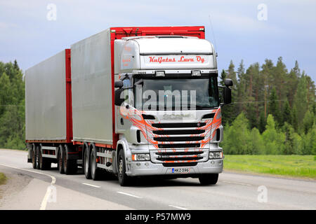 Scania R560 Truck und Trailer cargo Transporter der Kuljetus Comi Oy auf der Autobahn im Sommer. Uurainen, Finnland - 15. Juni 2018. Stockfoto