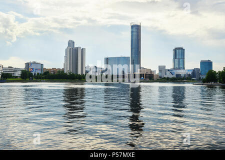 Jekaterinburg, Russland - Juni 21, 2018: Blick auf die Skyline der Stadt und Fluss Iset Stockfoto