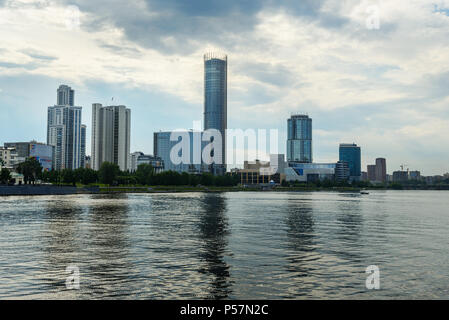 Jekaterinburg, Russland - Juni 21, 2018: Blick auf die Skyline der Stadt und Fluss Iset Stockfoto