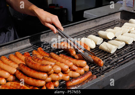 Würstchen mit Brot auf dem Grill zubereitet. Stockfoto