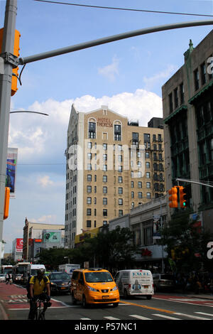 NEW YORK, NY - 11. Juli: berühmten Hotel Theresa außen in Harlem, Manhattan am 11. Juli, 2017 in New York, USA. (Foto von Wojciech Migda) Stockfoto
