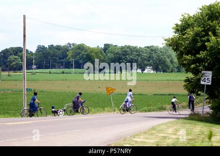 Talmage, PA, USA - Juni 24, 2018: Ein Amish Familie auf Fahrrädern nach Hause nach Sonntag Gottesdienste in Lancaster County, Pennsylvania. Stockfoto