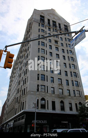 NEW YORK, NY - 11. Juli: berühmten Hotel Theresa außen in Harlem, Manhattan am 11. Juli, 2017 in New York, USA. (Foto von Wojciech Migda) Stockfoto
