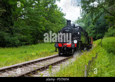 British Railways Ivatt Klasse 2 MT Tank Motor auf der Dean Forest Railway, Gloucestershire, England, Großbritannien Stockfoto