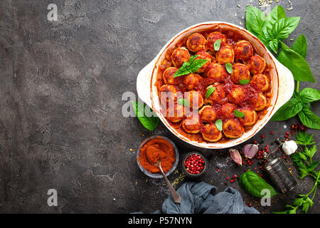Frikadellen. Hackfleischbällchen in Tomatensauce mit Karotte und Zwiebel Stockfoto