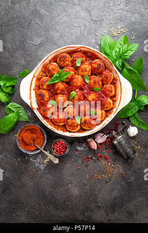 Frikadellen. Hackfleischbällchen in Tomatensauce mit Karotte und Zwiebel Stockfoto