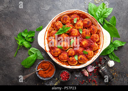 Frikadellen. Hackfleischbällchen in Tomatensauce mit Karotte und Zwiebel Stockfoto