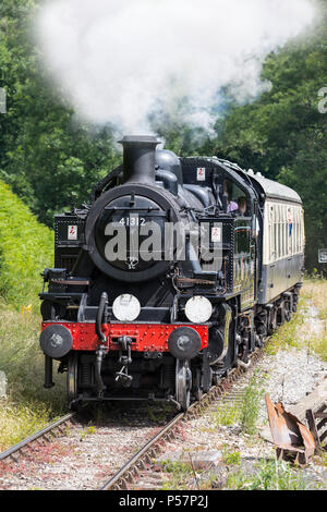 British Railways Ivatt Klasse 2 MT Tank Motor auf der Dean Forest Railway, Gloucestershire, England, Großbritannien Stockfoto