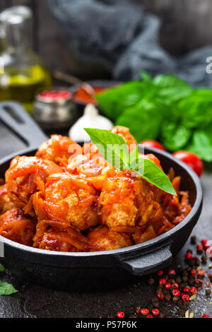 Frikadellen. Hackfleischbällchen in Tomatensauce mit Karotte und Zwiebel Stockfoto
