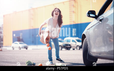 Schwangere Mädchen fällt der Einkauf auf dem Weg aus dem Store Stockfoto