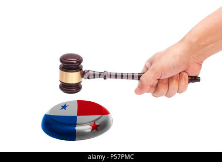 Hand Klopfen ein Richter Hammer am Soundboard mit Panama Flagge isoliert auf weißem Hintergrund Stockfoto