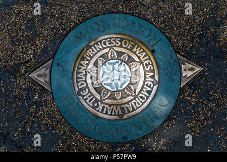 Die Diana Princess of Wales Memorial entfernt Plaque von Alec Peever im Hyde Park, London, UK Stockfoto