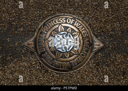 Die Diana Princess of Wales Memorial entfernt Plaque von Alec Peever im Hyde Park, London, UK Stockfoto