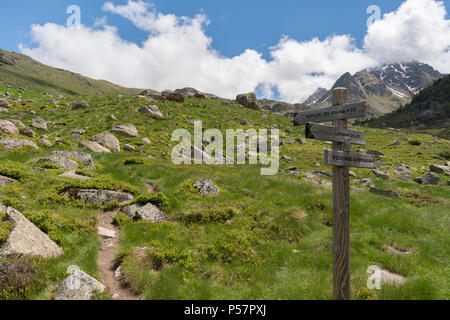 Holz- fingerpost in den französischen Pyrenäen entlang einem Fußweg zum Refuge du Rulhe, Laparin und Etangs De Fontargente, auf dem GR 10 route zeigt. Stockfoto