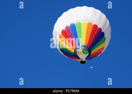 Bunten Heißluftballon in einem blauen Himmel. Stockfoto