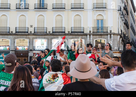 Madrid, Spanien - 17. Juni 2018: Die mexikanische Fußball-Fans feiern 1:0-Sieg über Deutschland an der Plaza del Sol Stockfoto