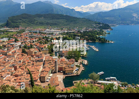 Panoramablick auf die Stadt Riva del Garda am nördlichen Ufer des Gardasees von bastione an einem sonnigen Tag im Frühjahr gesehen Stockfoto