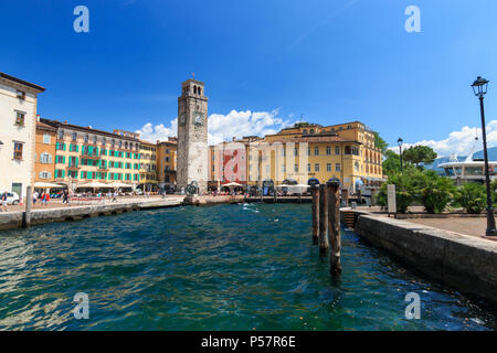 Riva del Garda, Italien - 25. Mai 2017: Altstadt und der Piazza III Novembre am nördlichen Ufer des Gardasees an einem sonnigen Tag im Frühling Stockfoto