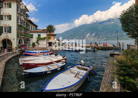 Limone sul Garda, Italien - 25 Mai, 2017: Der kleine Hafen mit Boote am Ufer des Gardasees. Stockfoto