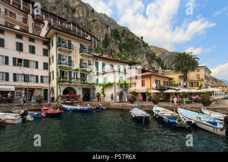 Limone sul Garda, Italien - 25 Mai, 2017: Der kleine Hafen mit Boote am Ufer des Gardasees. Stockfoto