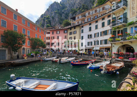 Limone sul Garda, Italien - 25 Mai, 2017: Der kleine Hafen mit Boote am Ufer des Gardasees. Stockfoto