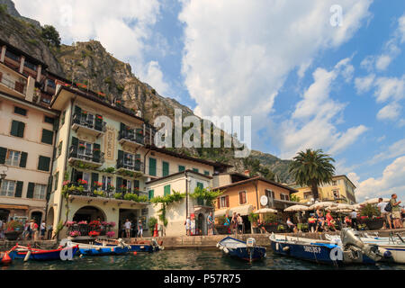 Limone sul Garda, Italien - 25 Mai, 2017: Der kleine Hafen mit Boote am Ufer des Gardasees. Stockfoto