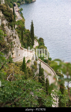 Tremosine - 25. Mai 2017: die Gardesana Occidentale ist eine bezaubernde Straße entlang dem westlichen Ufer des Gardasees in der italienischen Provinz Lombardei Stockfoto