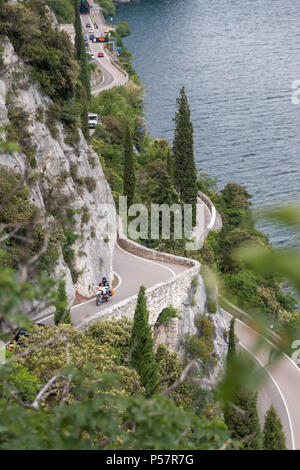 Tremosine - 25. Mai 2017: die Gardesana Occidentale ist eine bezaubernde Straße entlang dem westlichen Ufer des Gardasees in der italienischen Provinz Lombardei Stockfoto