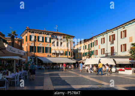 Sirmione, Italien, 27. Mai 2018: Piazza Giosue Carducci in der Altstadt von Sirmione an einem sonnigen Nachmittag im Frühling Stockfoto